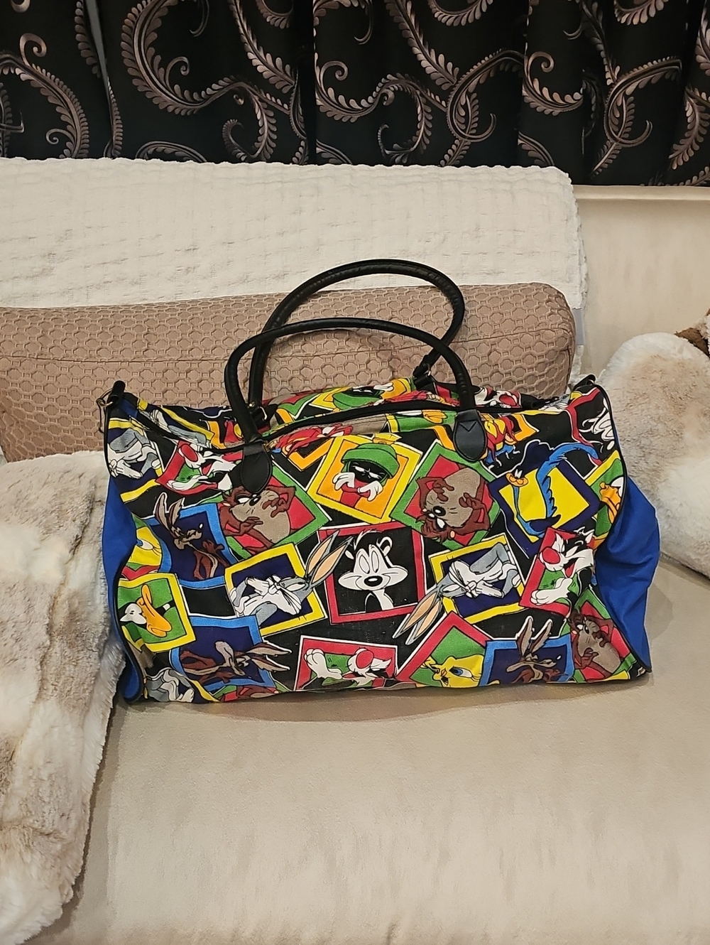 VINTAGE Warner Bros. Multicolor Looney Tunes LargeCartoon Duffel Black Handles